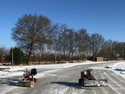 IJsbaan Sietsenveen werkzaamheden om het ijs in goede conditie te krijgen